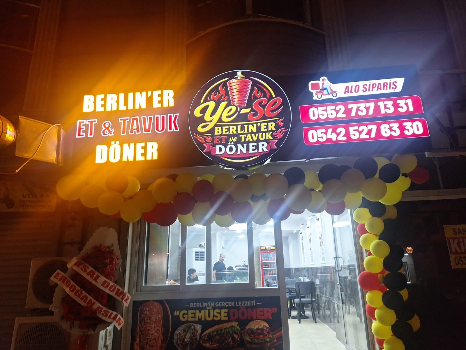 Ye-Se döner salonunun gece tabelası